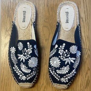 NWOT - Soludos “Ibiza” Navy & White Floral Embroidered Mule Espadrilles - Sz 7